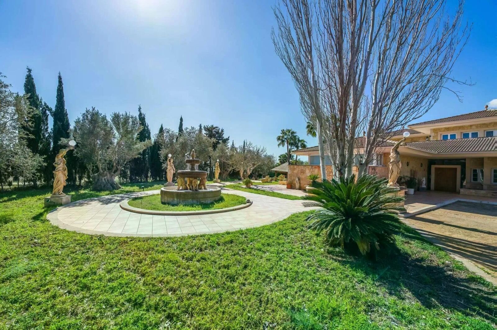 Elegante Villa mit Fernblick und Wintergarten