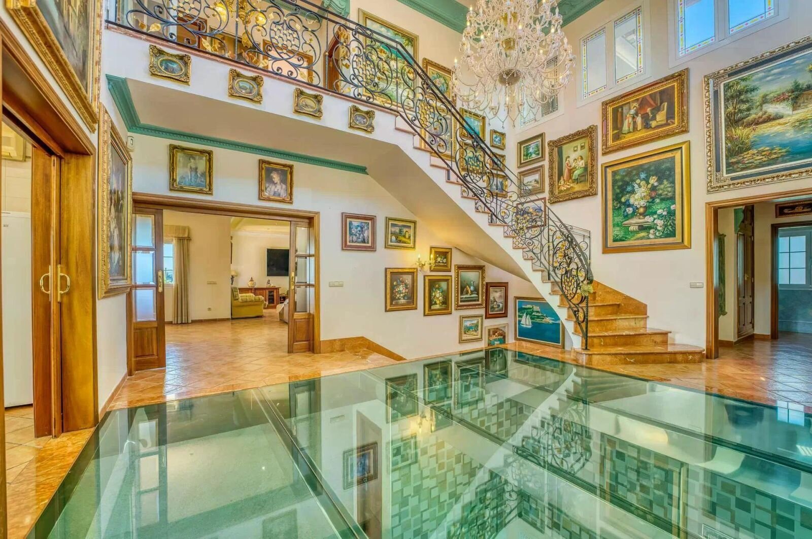 Elegante Villa mit Fernblick und Wintergarten