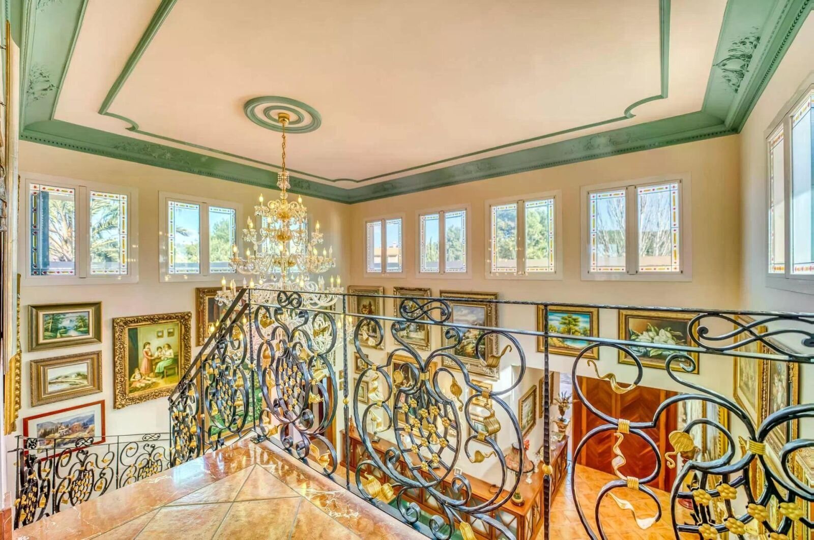 Elegante Villa mit Fernblick und Wintergarten