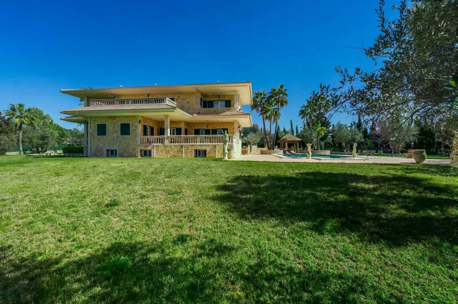 Elegante Villa mit Fernblick und Wintergarten