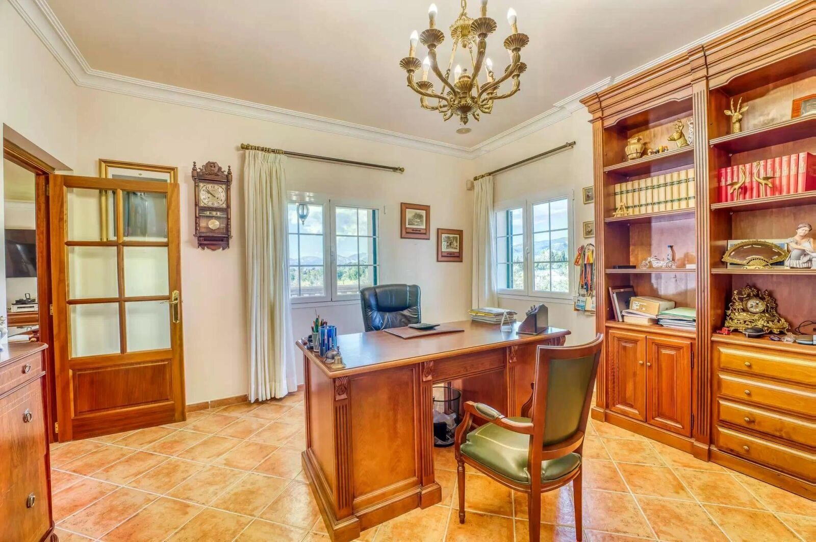 Elegante Villa mit Fernblick und Wintergarten